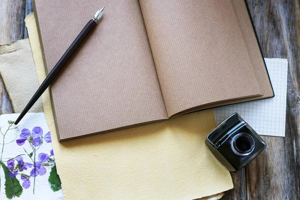 Öppna anteckningsboken, penna och bläckhorn — Stockfoto