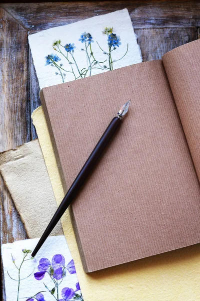 Defter ve kağıt kartları ile kurutulmuş çiçek açmak