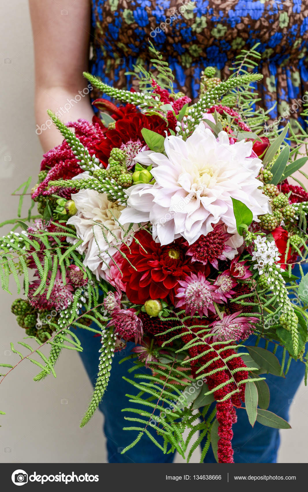 Ramo de boda moderno con flores de dalia y astrantia . — Foto de stock  #134638666 © agneskantaruk, image size:1067x1700