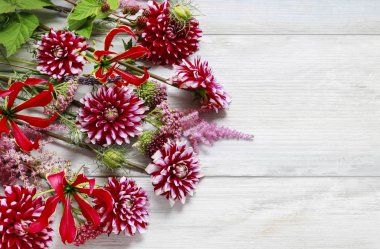 Yıldız Çiçeği çiçek ve achillea millefolium twigs ahşap üzerine