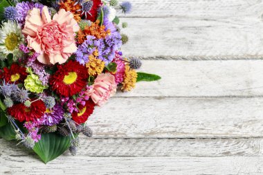 Düğün buketi karanfil ve Aster Wood ile