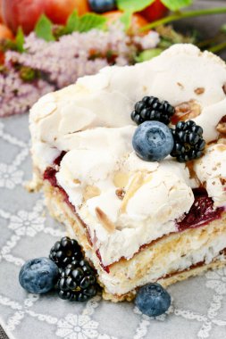 Katman meyveli kek beze tepesi ile