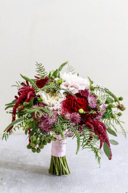 Dahlia ve astrantia çiçekler ile modern düğün buketi.