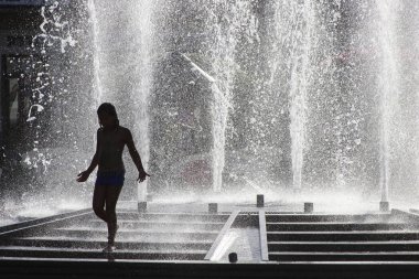 Nowy Sacz Polonya - Temmuz 30,2016: Çeşme d oynayan çocuklar