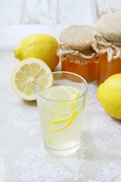 玻璃杯加柠檬水 — 图库照片