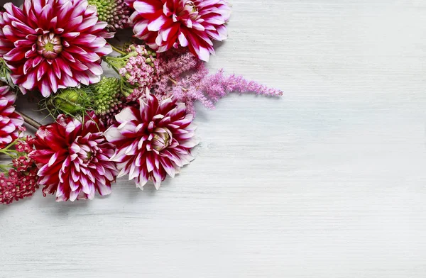 Dahlia flores e galhos achillea millefolium sobre madeira — Fotografia de Stock