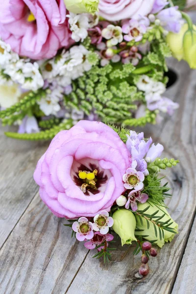 Casamento boutonniere com eustoma rosa e flores de cameláucio . — Fotografia de Stock