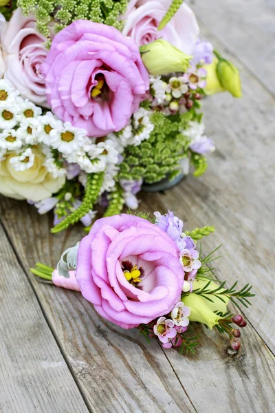 Esküvői boutonniere rózsaszín eustoma és a chamelaucium virágok. — Stock Fotó