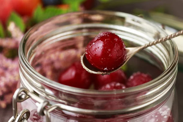 Kirschen mit Zucker im großen Glas — Stockfoto