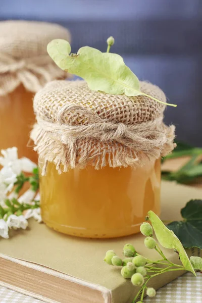 Linden honung i glasburk — Stockfoto