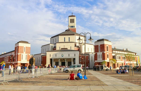 KRAKOW, POLONIA - 25 de julio de 2016: Centro Juan Pablo II llamado La Ha — Foto de Stock