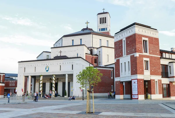 KRAKOW, POLONIA - 25 de julio de 2016: Centro Juan Pablo II llamado La Ha — Foto de Stock