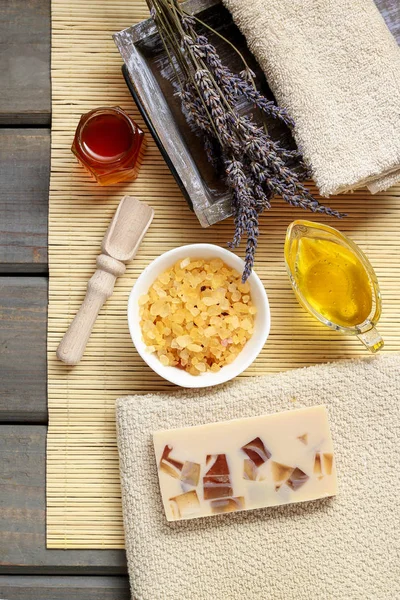 Spa kosmetika med honung och lavendel. — Stockfoto