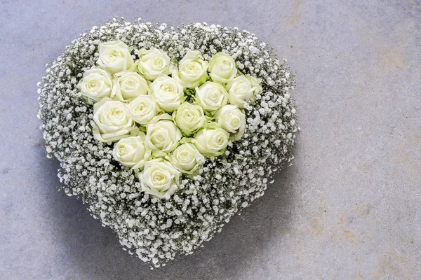 Srdce s růžemi a gypsophila paniculata větvičky — Stock fotografie