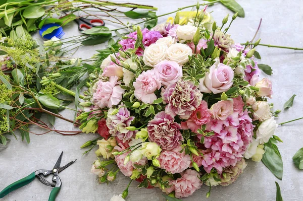 Aranžmá s květinami hortensia, karafiát a eustoma — Stock fotografie