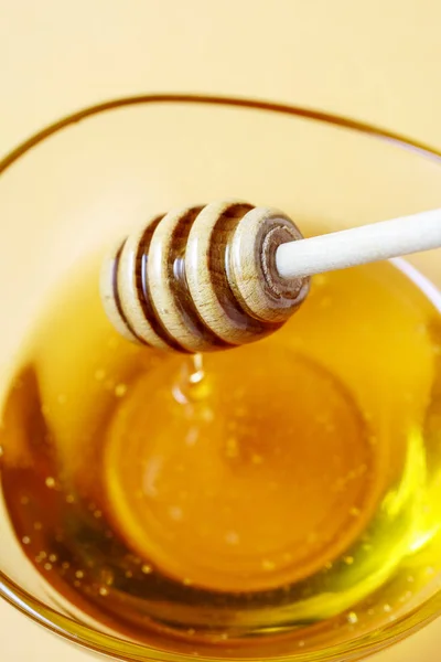 Flytande honung och trä drizzler. — Stockfoto