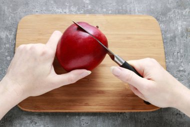 Nasıl Noel elma yapmak Kuruyemiş bal ile doldurulmuş.