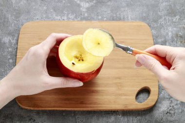 Nasıl Noel elma yapmak Kuruyemiş bal ile doldurulmuş.