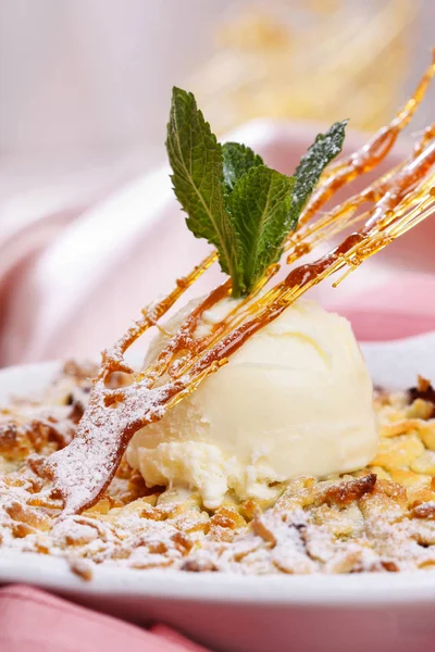 Elmalı pasta dondurma ve karamel sos ile.