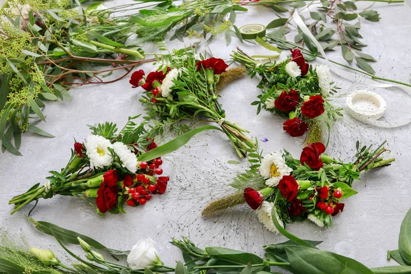 Karanfil, astra ve hypericum çiçekli küçük buketleri.