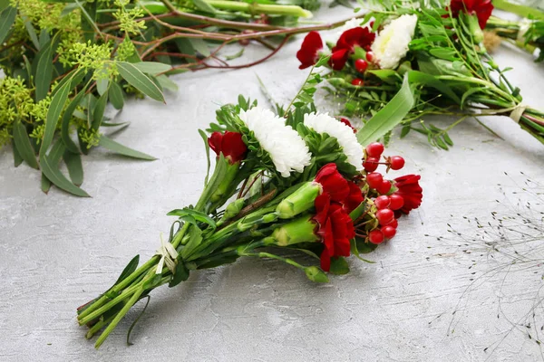 Malá kytice s květy karafiátu, astra a hypericum. — Stock fotografie