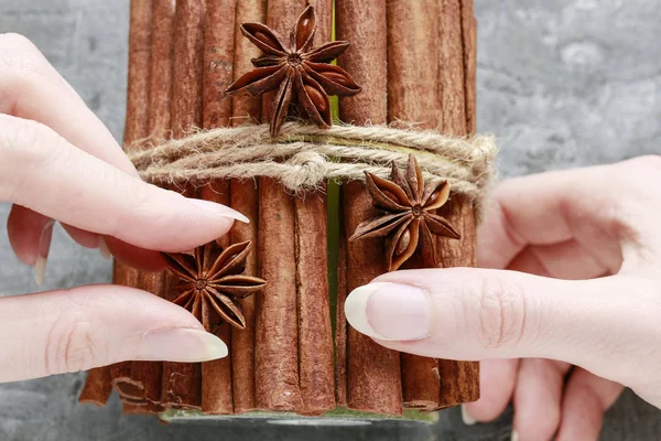 Comment faire une bougie décorée avec des bâtons de cannelle — Photo