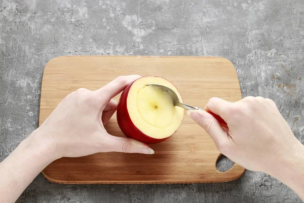 Nasıl Noel elma yapmak Kuruyemiş bal ile doldurulmuş.