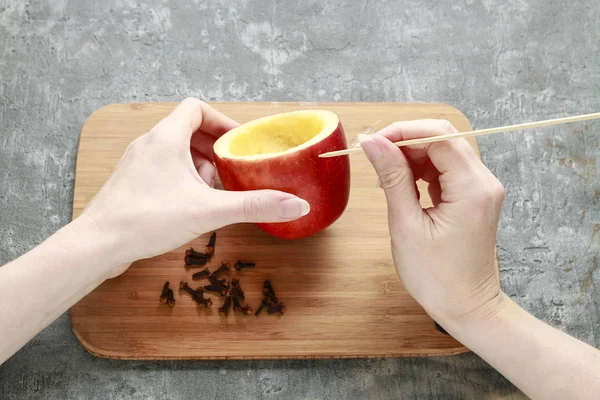 Bagaimana cara membuat apel Natal yang diisi dengan buah-buahan kering dalam madu . — Stok Foto