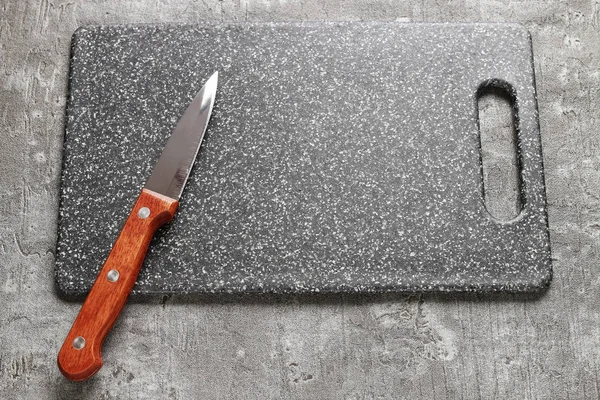 Knife on cutting board — Stock Photo, Image