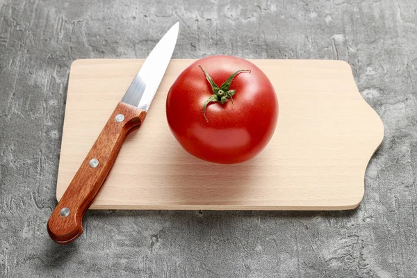 ナイフとまな板の上のトマト. — ストック写真