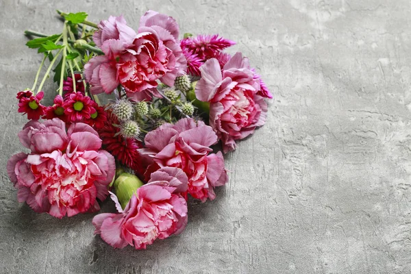 Boeket van anjer en chrysant bloemen op bruin hout — Stockfoto