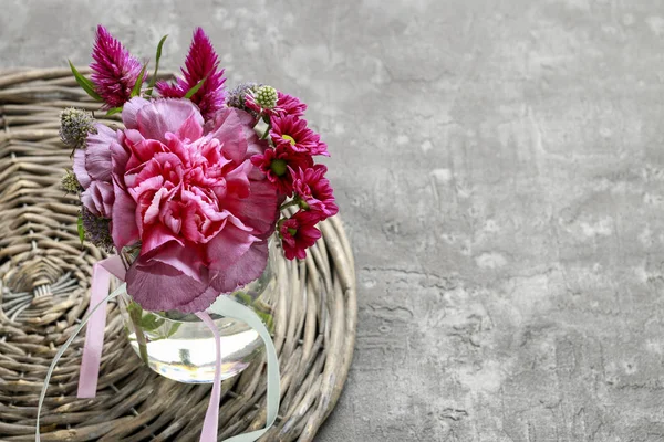 Winziger Strauß mit rosa Nelke, Chrysantheme und Celosia — Stockfoto