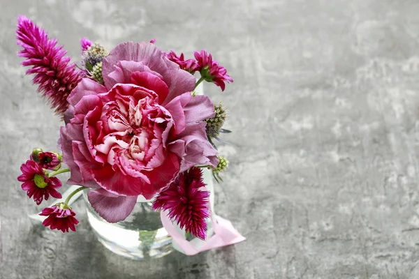 Pembe karanfil, krizantem ve celosia akışı ile küçük buket — Stok fotoğraf