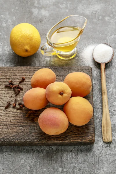 Ингредиенты, необходимые для абрикосового джема . — стоковое фото