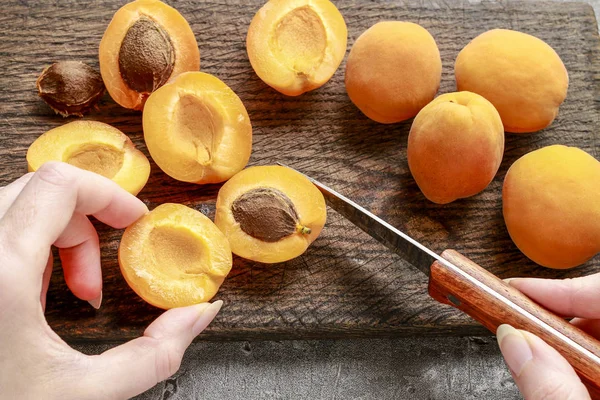 Как сделать абрикосовое варенье. Учебник — стоковое фото