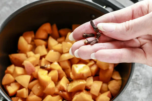 Как сделать абрикосовое варенье. Учебник — стоковое фото