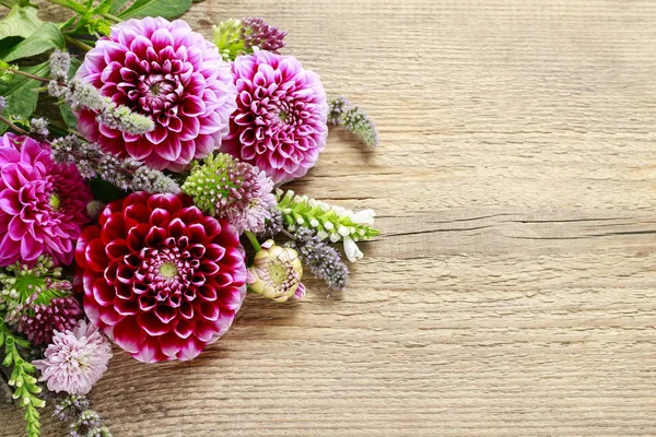 Dahlia fiori su legno — Foto Stock