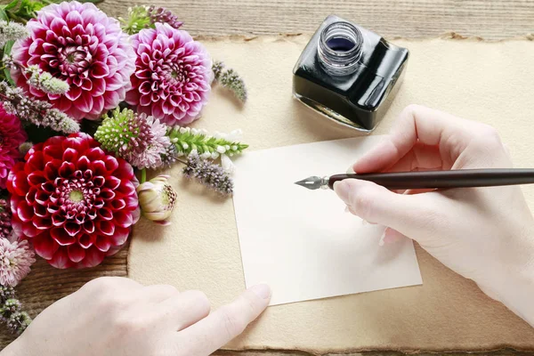 Женщина пишет письмо — стоковое фото
