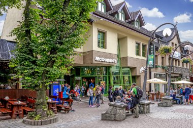 Zakopane, Polonya - 12 Ağustos 2016: Krupowki street, ana CI