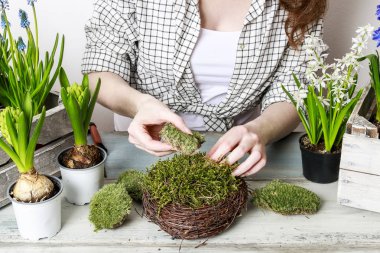 Bahar çiçekleri ile çalışan kadın