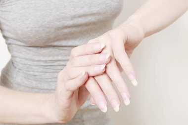 Kadın sürtünme krem elinde