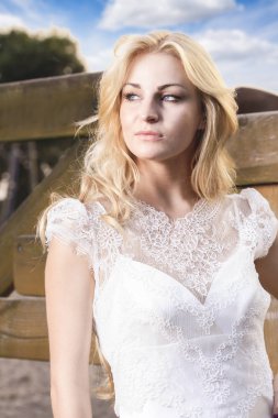 Genç gelin, at çiftliği, güzel sarışın