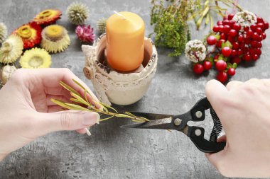 Nasıl cer içinde çiçek aranjmanı kuru bitki ve mum yapmak