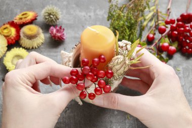 Nasıl cer içinde çiçek aranjmanı kuru bitki ve mum yapmak