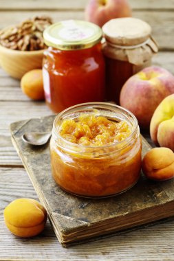 Şeftali ezmesi kavanozu