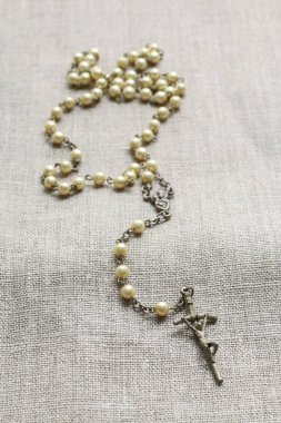 Keten zemin üzerine beyaz tespih.