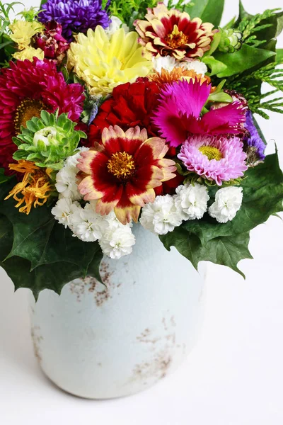 Букет цветов георгины, астры и хризантемы . — стоковое фото