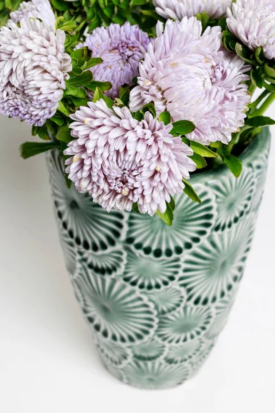 Violet astra bloemen in keramische vaas — Stockfoto