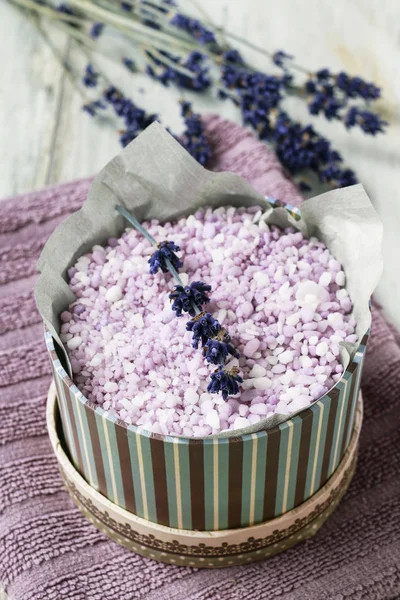 Kom van lavendel zeezout — Stockfoto