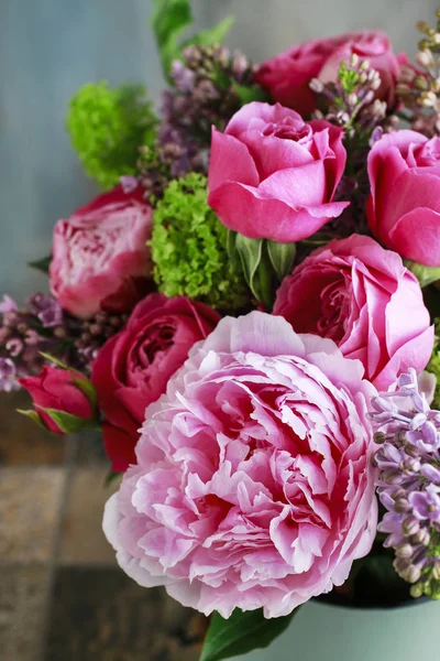 Blomsterarrangemang med rosa rosor, pioner och syrener. — Stockfoto